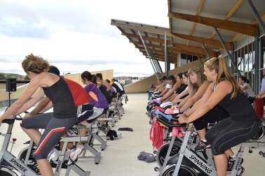 La Ciudad Deportiva de Sarriguren organizó este sábado por la mañana la actividad, con la que recaudaron fondos para el Banco de Alimentos del Valle de Egüés.