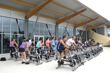 La Ciudad Deportiva de Sarriguren organizó este sábado por la mañana la actividad, con la que recaudaron fondos para el Banco de Alimentos del Valle de Egüés.