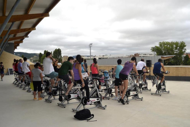 La Ciudad Deportiva de Sarriguren organizó este sábado por la mañana la actividad, con la que recaudaron fondos para el Banco de Alimentos del Valle de Egüés.