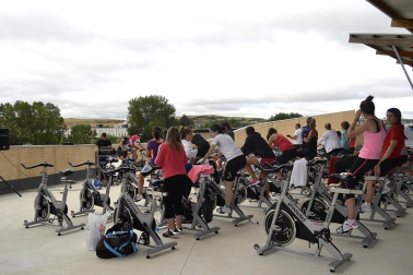 La Ciudad Deportiva de Sarriguren organizó este sábado por la mañana la actividad, con la que recaudaron fondos para el Banco de Alimentos del Valle de Egüés.