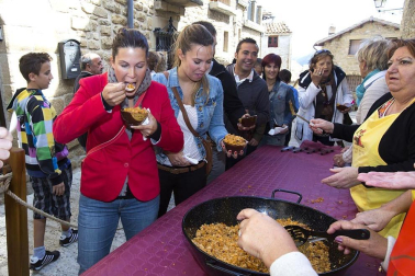 Ujué celebró este domingo el Día de las Migas, uno de los elementos gastronómicos más típicos de la localidad.