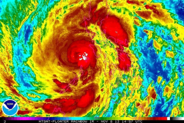 Más de 100 personas han perdido la vida en la ciudad de Tacloban, la capital de la provincia de Leyte, centro del país, tras el paso del tifón Haiyan por el archipiélago.
