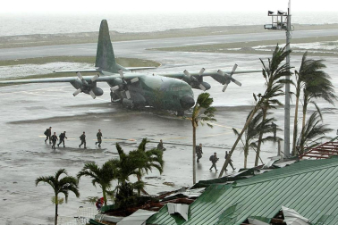 Más de 100 personas han perdido la vida en la ciudad de Tacloban, la capital de la provincia de Leyte, centro del país, tras el paso del tifón Haiyan por el archipiélago.