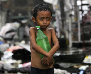 Miles de personas han perdido la vida en la ciudad de Tacloban, la capital de la provincia de Leyte, centro del país, tras el paso del tifón Haiyan por el archipiélago.