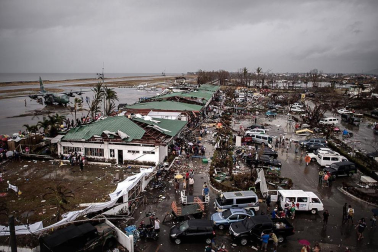 Miles de personas han perdido la vida en la ciudad de Tacloban, la capital de la provincia de Leyte, centro del país, tras el paso del tifón Haiyan por el archipiélago.