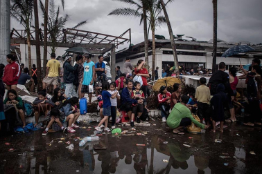 Miles de personas han perdido la vida en la ciudad de Tacloban, la capital de la provincia de Leyte, centro del país, tras el paso del tifón Haiyan por el archipiélago.