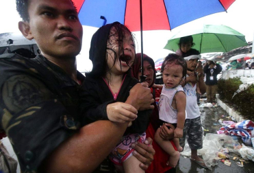Miles de personas han perdido la vida en la ciudad de Tacloban, la capital de la provincia de Leyte, centro del país, tras el paso del tifón Haiyan por el archipiélago.