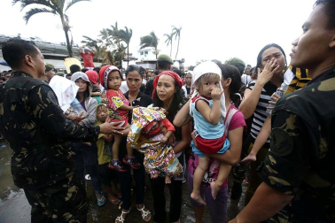 Miles de personas han perdido la vida en la ciudad de Tacloban, la capital de la provincia de Leyte, centro del país, tras el paso del tifón Haiyan por el archipiélago.