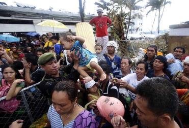 Miles de personas han perdido la vida en la ciudad de Tacloban, la capital de la provincia de Leyte, centro del país, tras el paso del tifón Haiyan por el archipiélago.
