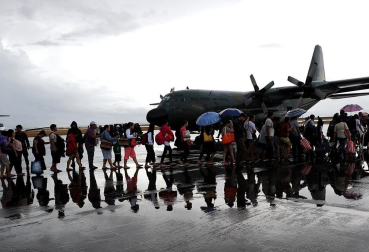 Miles de personas han perdido la vida en la ciudad de Tacloban, la capital de la provincia de Leyte, centro del país, tras el paso del tifón Haiyan por el archipiélago.