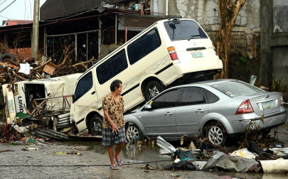 Miles de personas han perdido la vida en la ciudad de Tacloban, la capital de la provincia de Leyte, centro del país, tras el paso del tifón Haiyan por el archipiélago.
