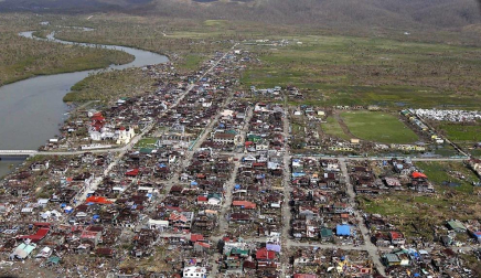 Miles de personas han perdido la vida en la ciudad de Tacloban, la capital de la provincia de Leyte, centro del país, tras el paso del tifón Haiyan por el archipiélago.