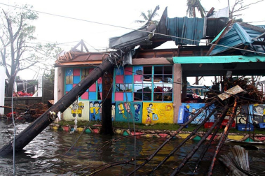 Miles de personas han perdido la vida en la ciudad de Tacloban, la capital de la provincia de Leyte, centro del país, tras el paso del tifón Haiyan por el archipiélago.