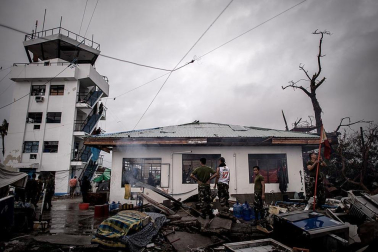 Miles de personas han perdido la vida en la ciudad de Tacloban, la capital de la provincia de Leyte, centro del país, tras el paso del tifón Haiyan por el archipiélago.