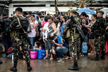 Miles de personas han perdido la vida en la ciudad de Tacloban, la capital de la provincia de Leyte, centro del país, tras el paso del tifón Haiyan por el archipiélago.