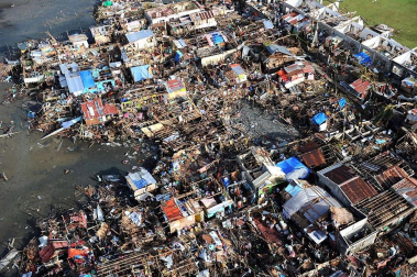 Más de 100 personas han perdido la vida en la ciudad de Tacloban, la capital de la provincia de Leyte, centro del país, tras el paso del tifón Haiyan por el archipiélago.