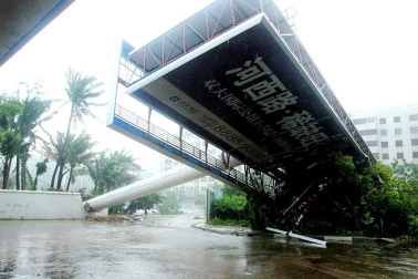 Más de 100 personas han perdido la vida en la ciudad de Tacloban, la capital de la provincia de Leyte, centro del país, tras el paso del tifón Haiyan por el archipiélago.