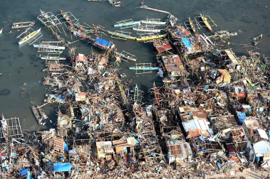 Más de 100 personas han perdido la vida en la ciudad de Tacloban, la capital de la provincia de Leyte, centro del país, tras el paso del tifón Haiyan por el archipiélago.