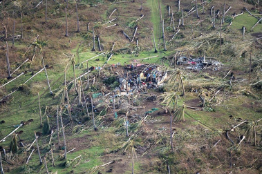 Más de 100 personas han perdido la vida en la ciudad de Tacloban, la capital de la provincia de Leyte, centro del país, tras el paso del tifón Haiyan por el archipiélago.