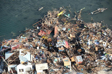 Más de 100 personas han perdido la vida en la ciudad de Tacloban, la capital de la provincia de Leyte, centro del país, tras el paso del tifón Haiyan por el archipiélago.