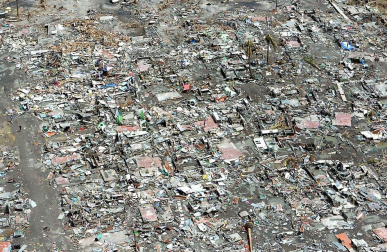 Más de 100 personas han perdido la vida en la ciudad de Tacloban, la capital de la provincia de Leyte, centro del país, tras el paso del tifón Haiyan por el archipiélago.