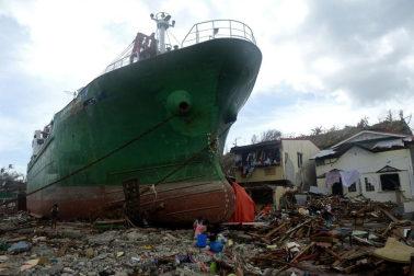 Más de 100 personas han perdido la vida en la ciudad de Tacloban, la capital de la provincia de Leyte, centro del país, tras el paso del tifón Haiyan por el archipiélago.