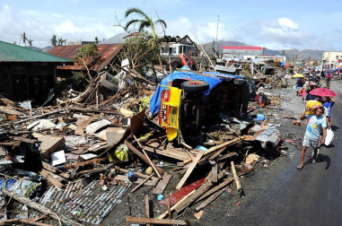 Más de 100 personas han perdido la vida en la ciudad de Tacloban, la capital de la provincia de Leyte, centro del país, tras el paso del tifón Haiyan por el archipiélago.