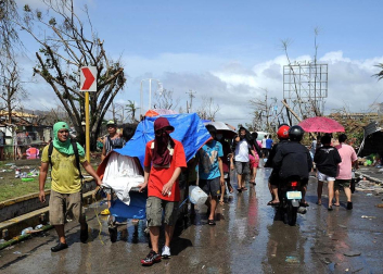 Más de 100 personas han perdido la vida en la ciudad de Tacloban, la capital de la provincia de Leyte, centro del país, tras el paso del tifón Haiyan por el archipiélago.