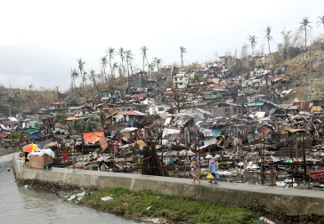 Más de 100 personas han perdido la vida en la ciudad de Tacloban, la capital de la provincia de Leyte, centro del país, tras el paso del tifón Haiyan por el archipiélago.