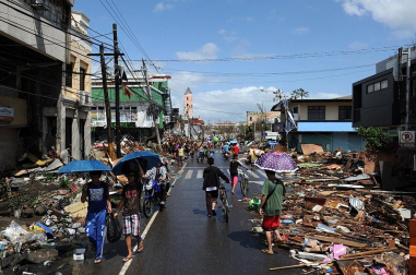 Más de 100 personas han perdido la vida en la ciudad de Tacloban, la capital de la provincia de Leyte, centro del país, tras el paso del tifón Haiyan por el archipiélago.