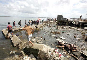 Más de 100 personas han perdido la vida en la ciudad de Tacloban, la capital de la provincia de Leyte, centro del país, tras el paso del tifón Haiyan por el archipiélago.