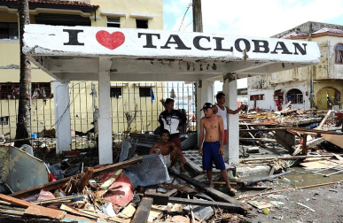Más de 100 personas han perdido la vida en la ciudad de Tacloban, la capital de la provincia de Leyte, centro del país, tras el paso del tifón Haiyan por el archipiélago.