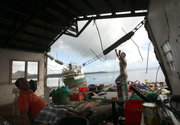 Más de 100 personas han perdido la vida en la ciudad de Tacloban, la capital de la provincia de Leyte, centro del país, tras el paso del tifón Haiyan por el archipiélago.