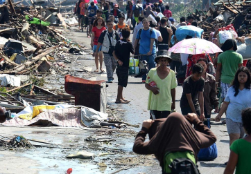 Más de 100 personas han perdido la vida en la ciudad de Tacloban, la capital de la provincia de Leyte, centro del país, tras el paso del tifón Haiyan por el archipiélago.