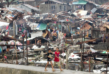 Más de 100 personas han perdido la vida en la ciudad de Tacloban, la capital de la provincia de Leyte, centro del país, tras el paso del tifón Haiyan por el archipiélago.