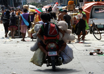 Más de 100 personas han perdido la vida en la ciudad de Tacloban, la capital de la provincia de Leyte, centro del país, tras el paso del tifón Haiyan por el archipiélago.