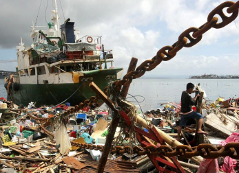 Más de 100 personas han perdido la vida en la ciudad de Tacloban, la capital de la provincia de Leyte, centro del país, tras el paso del tifón Haiyan por el archipiélago.