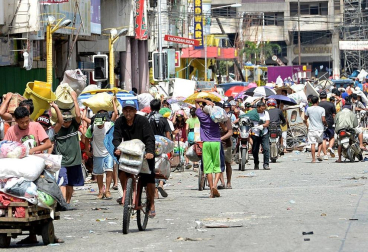 Más de 100 personas han perdido la vida en la ciudad de Tacloban, la capital de la provincia de Leyte, centro del país, tras el paso del tifón Haiyan por el archipiélago.