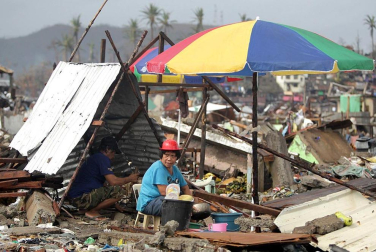 Más de 100 personas han perdido la vida en la ciudad de Tacloban, la capital de la provincia de Leyte, centro del país, tras el paso del tifón Haiyan por el archipiélago.