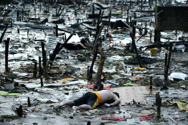 Más de 100 personas han perdido la vida en la ciudad de Tacloban, la capital de la provincia de Leyte, centro del país, tras el paso del tifón Haiyan por el archipiélago.