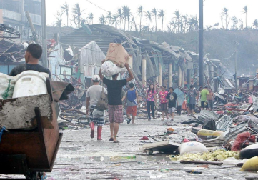 Más de 100 personas han perdido la vida en la ciudad de Tacloban, la capital de la provincia de Leyte, centro del país, tras el paso del tifón Haiyan por el archipiélago.