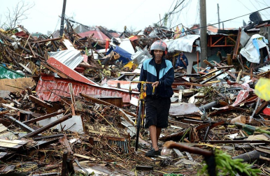 Más de 100 personas han perdido la vida en la ciudad de Tacloban, la capital de la provincia de Leyte, centro del país, tras el paso del tifón Haiyan por el archipiélago.