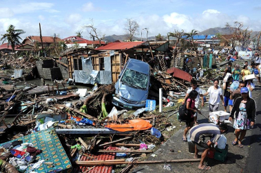 Más de 100 personas han perdido la vida en la ciudad de Tacloban, la capital de la provincia de Leyte, centro del país, tras el paso del tifón Haiyan por el archipiélago.