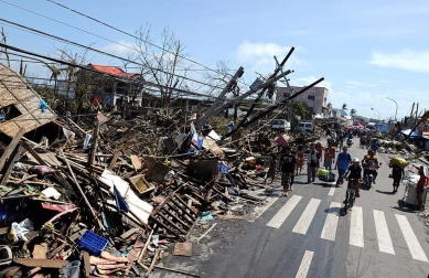 Más de 100 personas han perdido la vida en la ciudad de Tacloban, la capital de la provincia de Leyte, centro del país, tras el paso del tifón Haiyan por el archipiélago.
