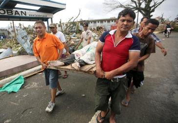 Más de 100 personas han perdido la vida en la ciudad de Tacloban, la capital de la provincia de Leyte, centro del país, tras el paso del tifón Haiyan por el archipiélago.