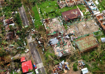 Más de 100 personas han perdido la vida en la ciudad de Tacloban, la capital de la provincia de Leyte, centro del país, tras el paso del tifón Haiyan por el archipiélago.