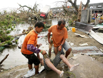 Más de 100 personas han perdido la vida en la ciudad de Tacloban, la capital de la provincia de Leyte, centro del país, tras el paso del tifón Haiyan por el archipiélago.
