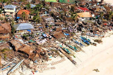 Más de 100 personas han perdido la vida en la ciudad de Tacloban, la capital de la provincia de Leyte, centro del país, tras el paso del tifón Haiyan por el archipiélago.