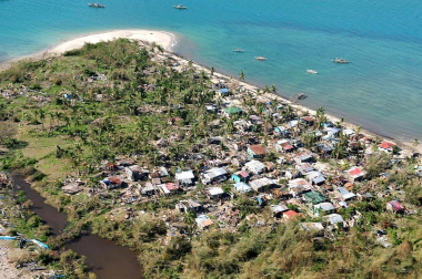 Más de 100 personas han perdido la vida en la ciudad de Tacloban, la capital de la provincia de Leyte, centro del país, tras el paso del tifón Haiyan por el archipiélago.