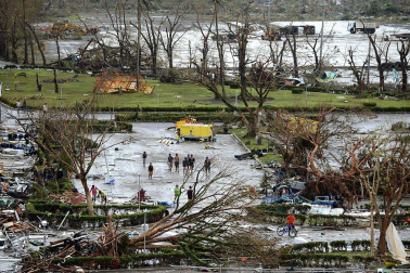 Más de 100 personas han perdido la vida en la ciudad de Tacloban, la capital de la provincia de Leyte, centro del país, tras el paso del tifón Haiyan por el archipiélago.